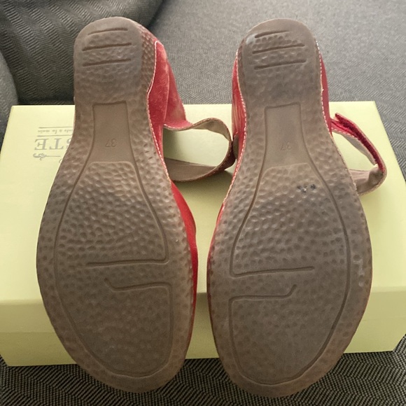 6.5-7 Red L’artiste Mary Jane style shoe. Good used condition - Picture 11 of 13